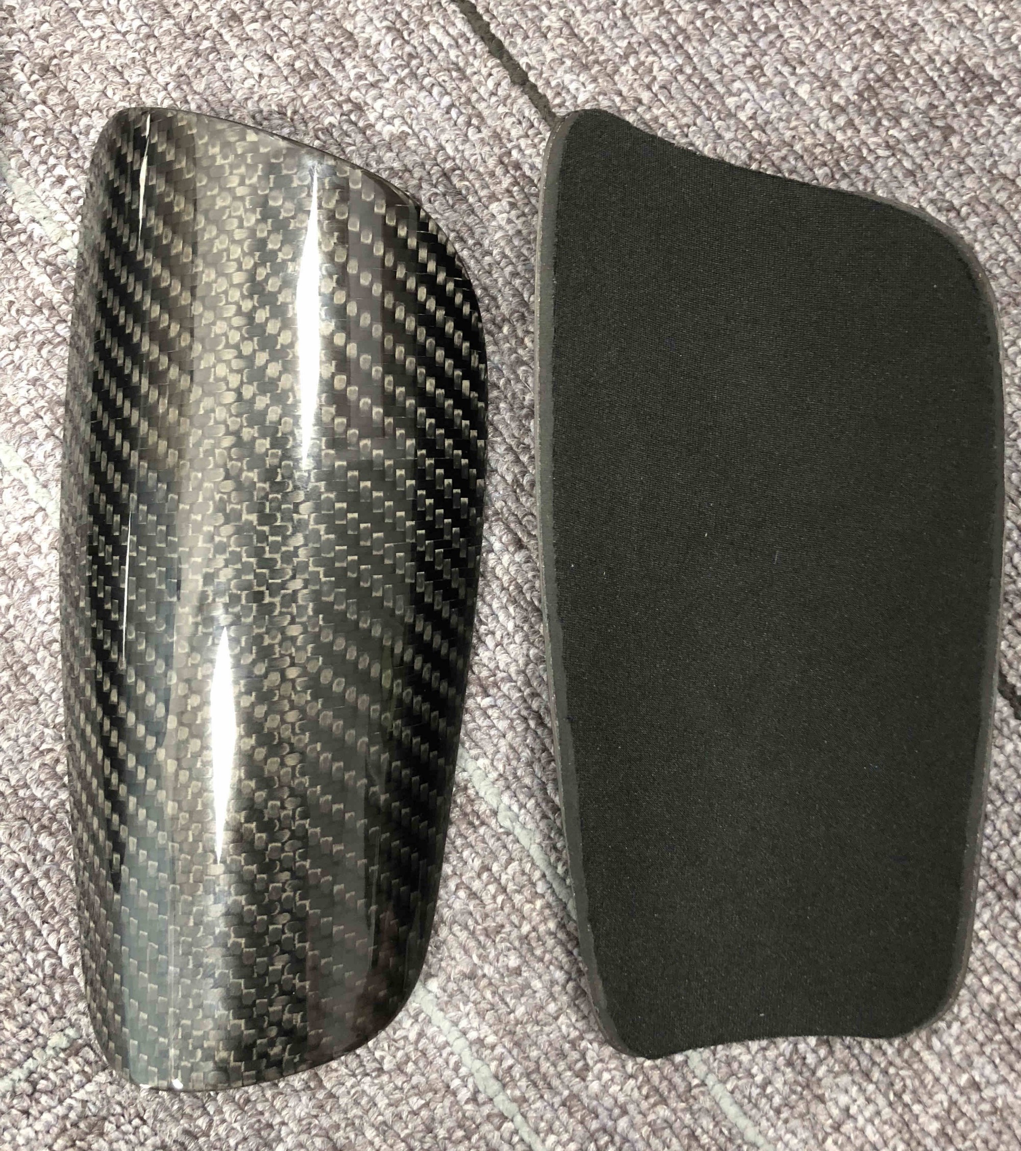 Hot Selling Carbon Fiber Soccer Shin Pads Lightweight Football Shin Pads Carbon Fiber Soccer